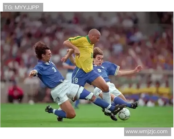 足球场上的颜值盛宴盘点那些令人心动的足球明星风采与魅力 足球场上的颜值盛宴盘点那些令人心动的足球明星风采与魅力